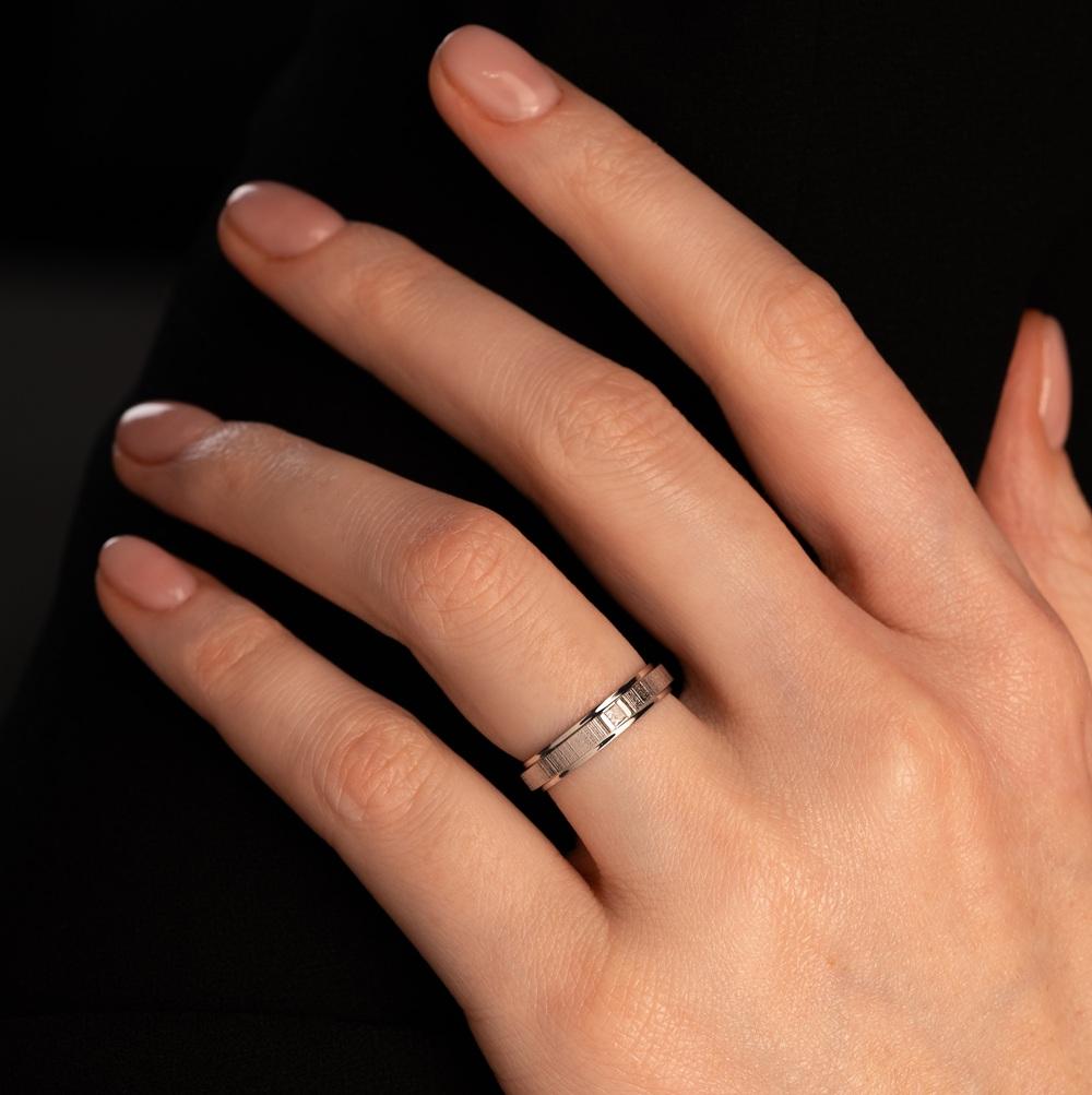 Обручальное кольцо с бриллиантом 921993Б