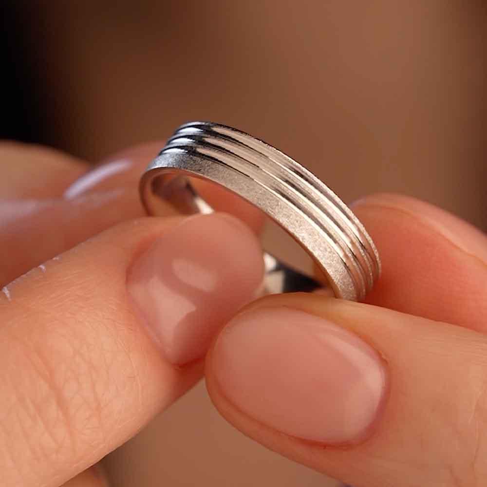 Обручальное кольцо из белого золота 210-000-510