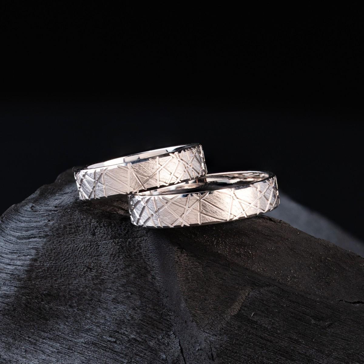 Кольцо с гранями из белого золота  510-000-176