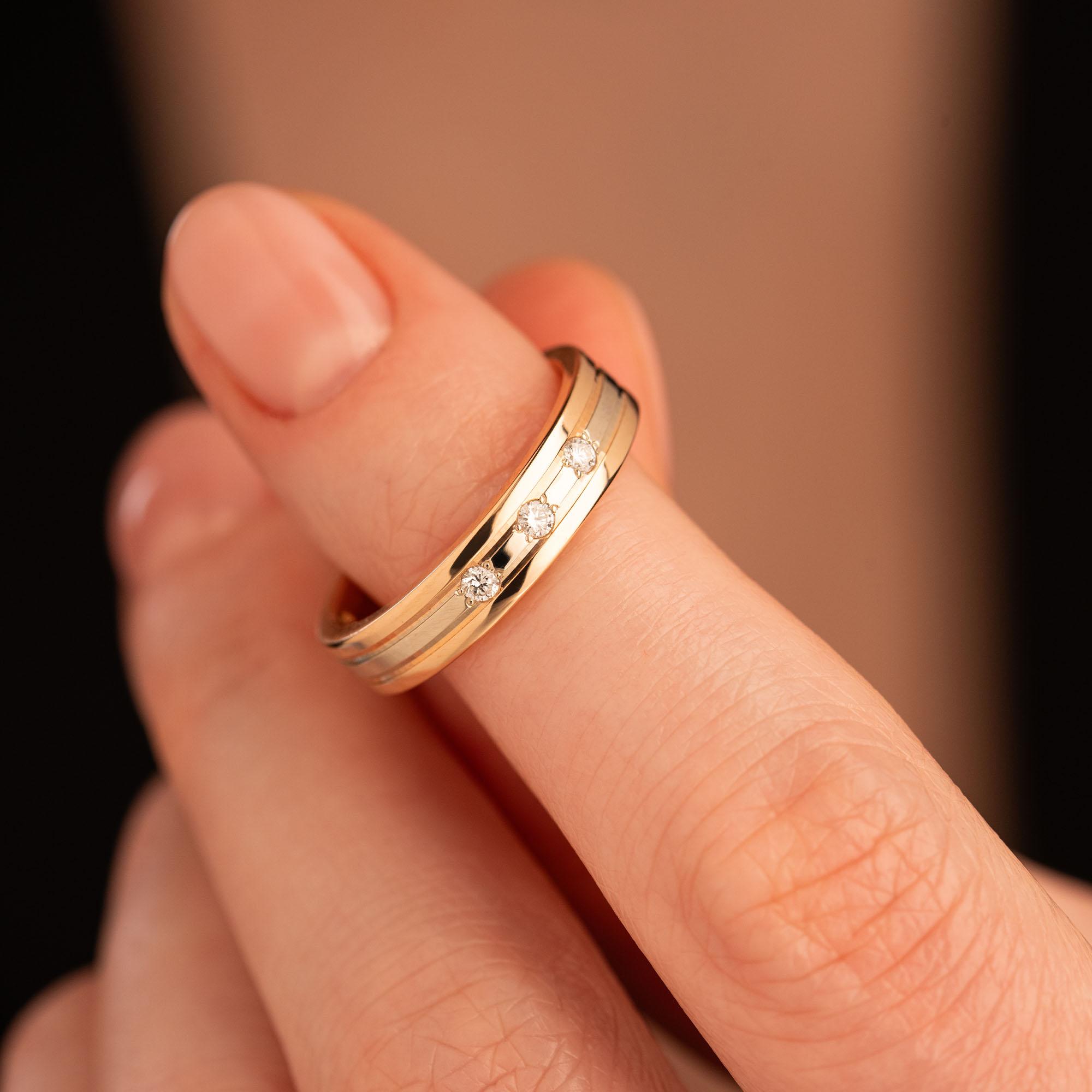 Обручальное кольцо двухсплавное с бриллиантами 452-030-317