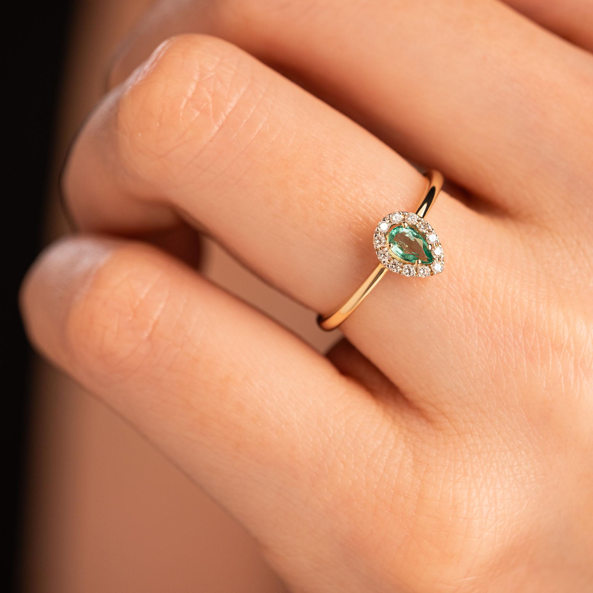 Кольцо с изумрудом и бриллиантами 9311016И