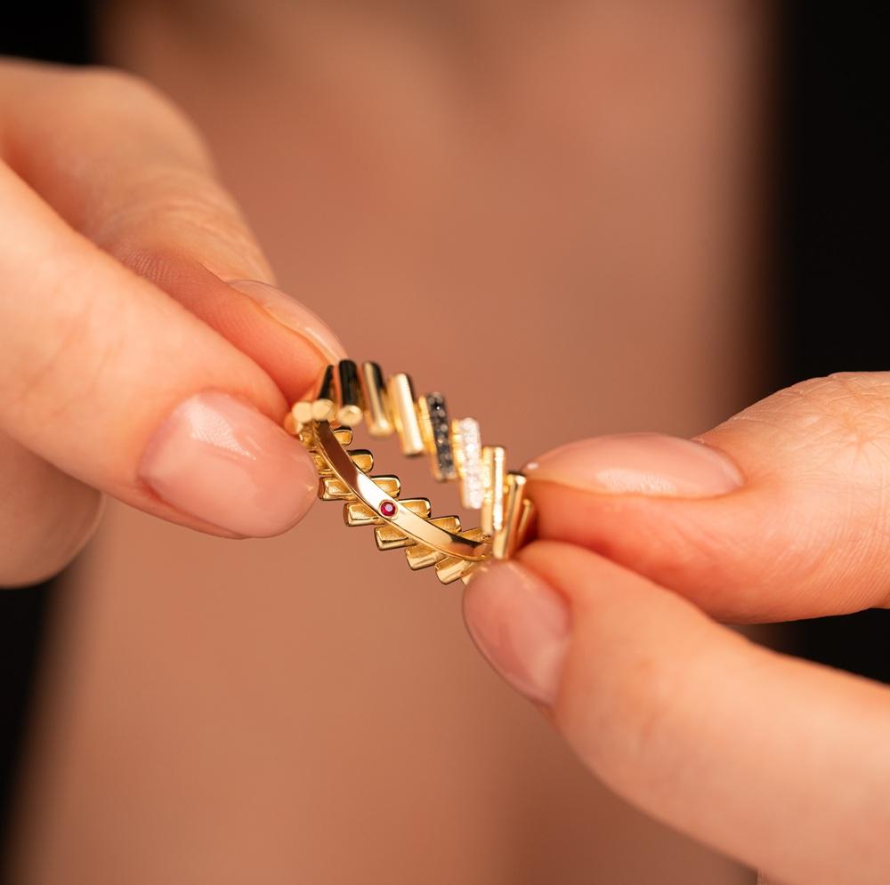 Кольцо из желтого золота с бриллиантами и рубином 931948Б