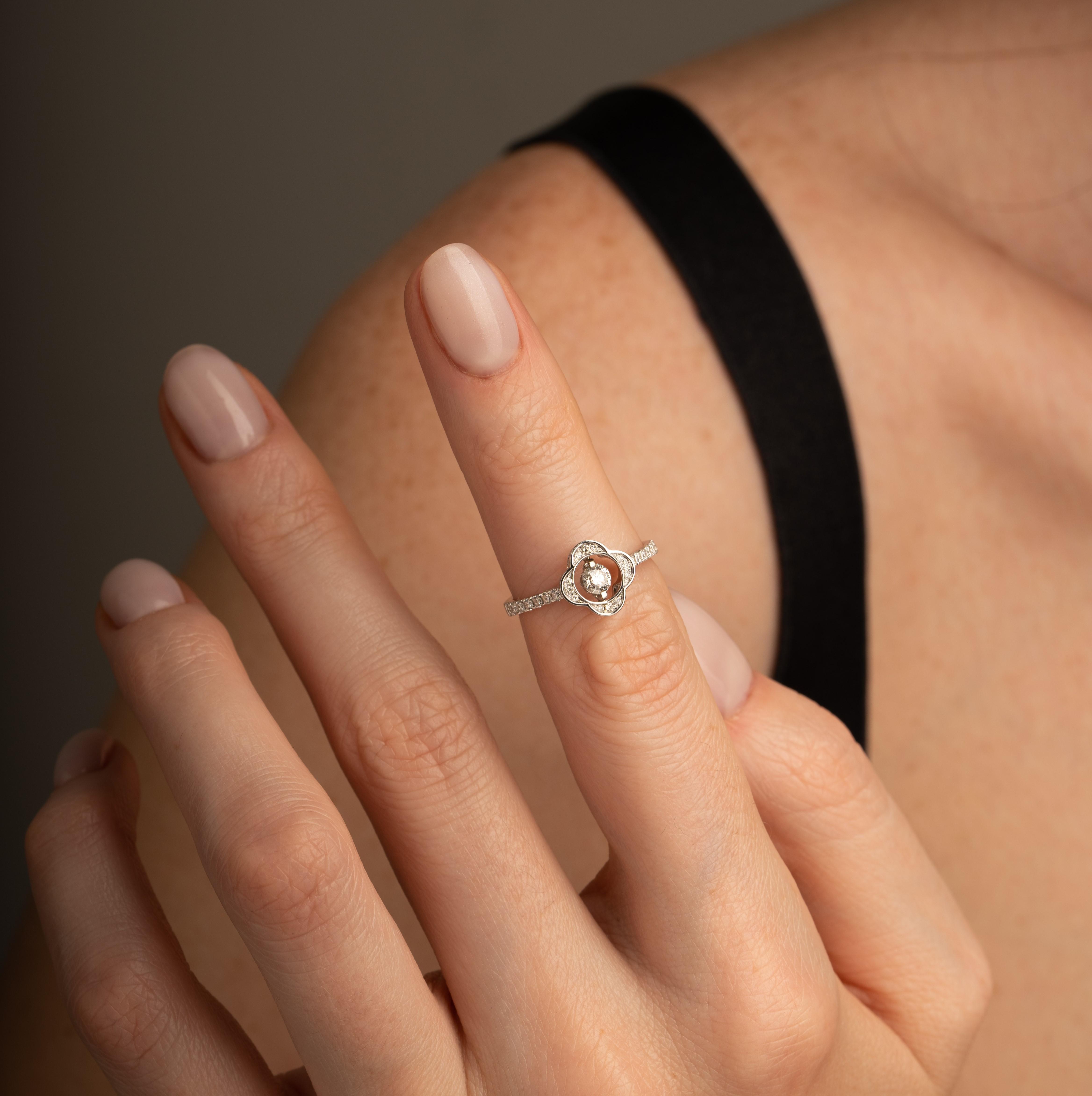 Помолвочное кольцо из белого золота с бриллиантами в виде цветка 921718Б