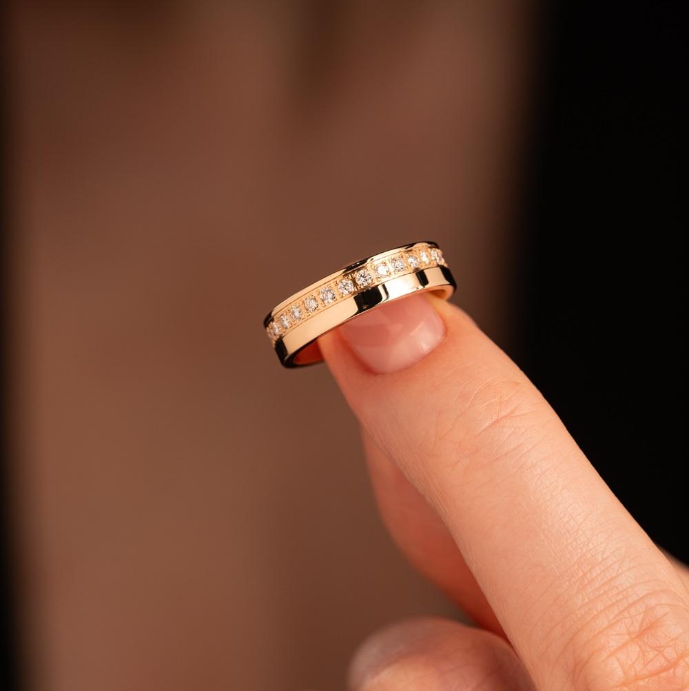 Обручальное кольцо-шайба из красного золота с бриллиантами по кругу 502-380-198