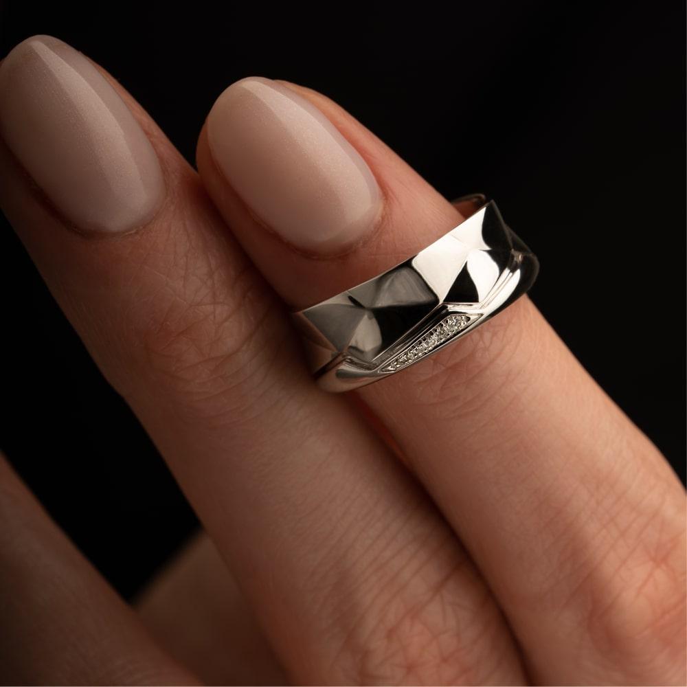 Обручальное кольцо из белого золота 585 пробы мятый металл 921759Б