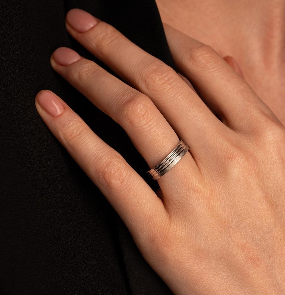 Обручальное кольцо из белого золота 210-000-510