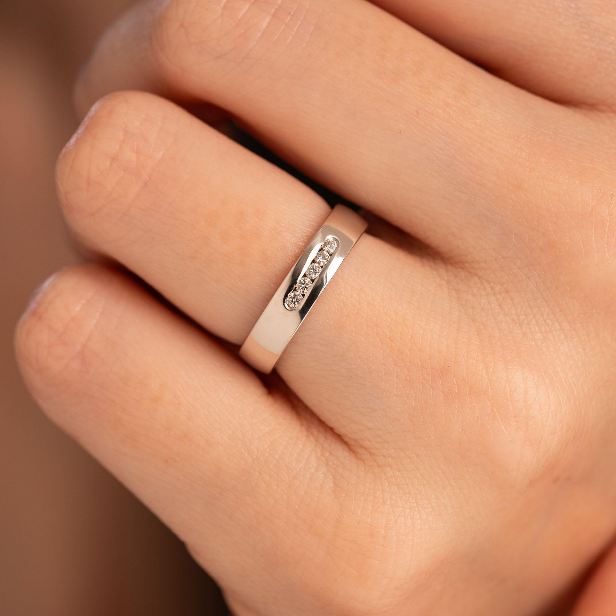 Обручальное кольцо с бриллиантом 212-050-311