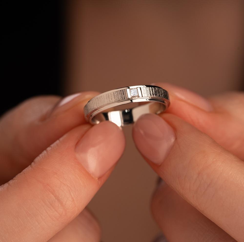 Обручальное кольцо с бриллиантом 921993Б