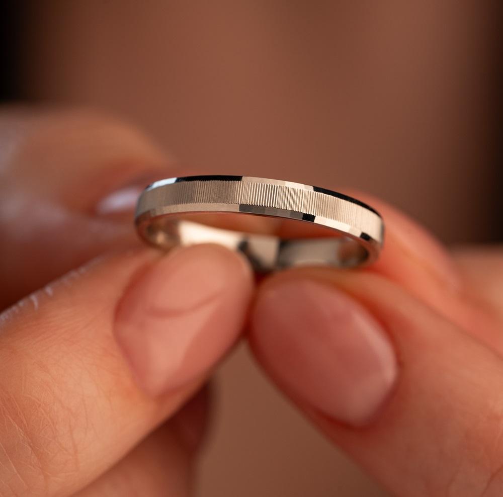 Обручальное кольцо из серебра 010-000-555