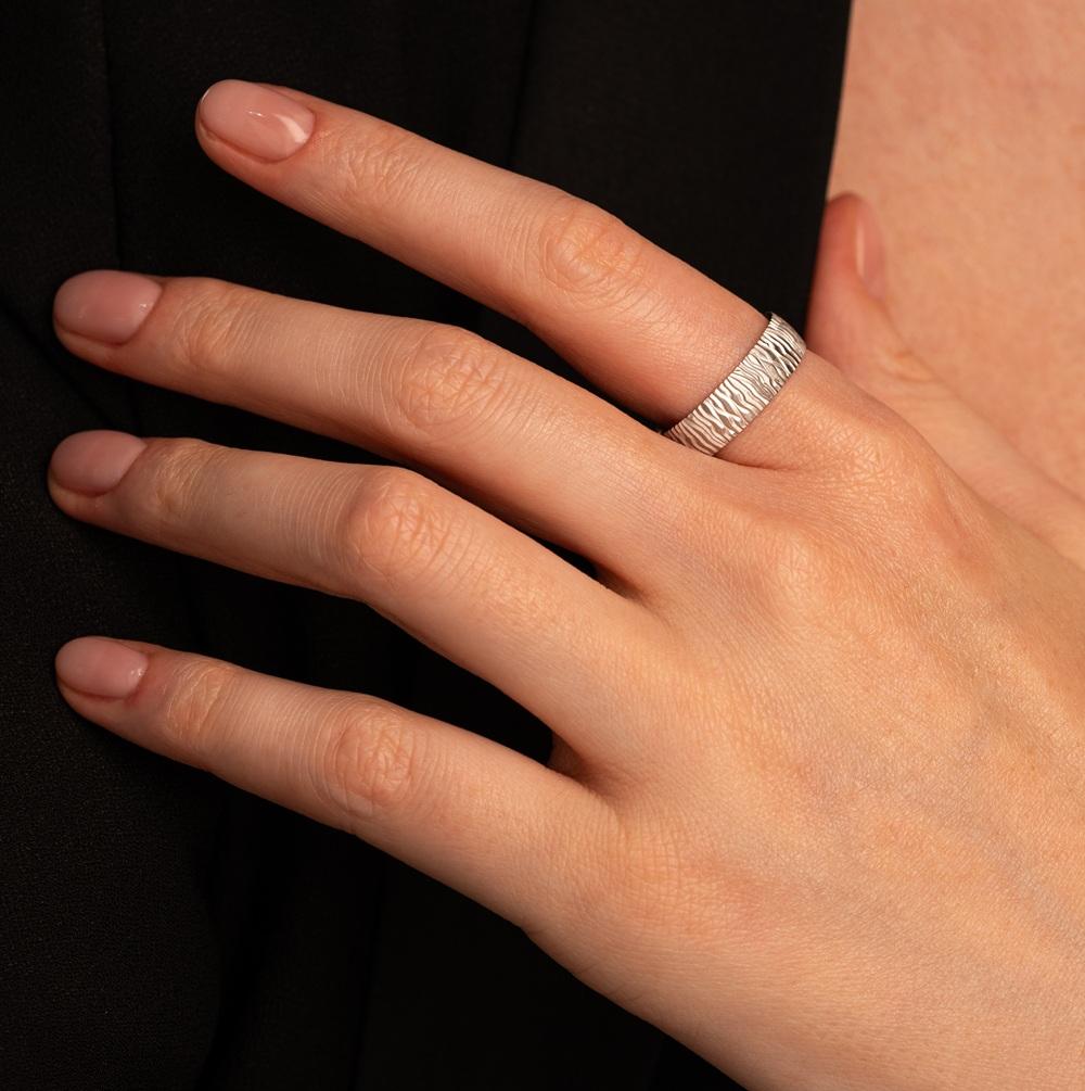 Обручальное кольцо из белого золота рифленое 510-000-090