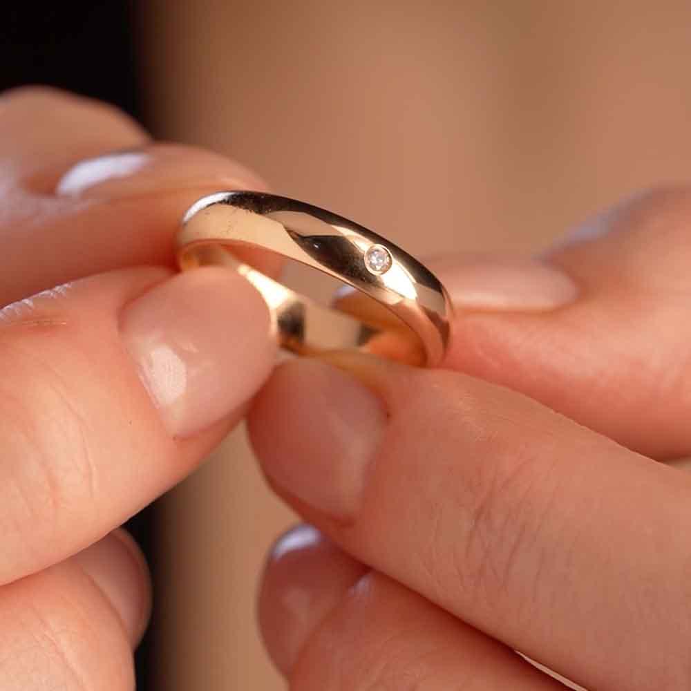 Обручальное кольцо с бриллиантом 102-010-540