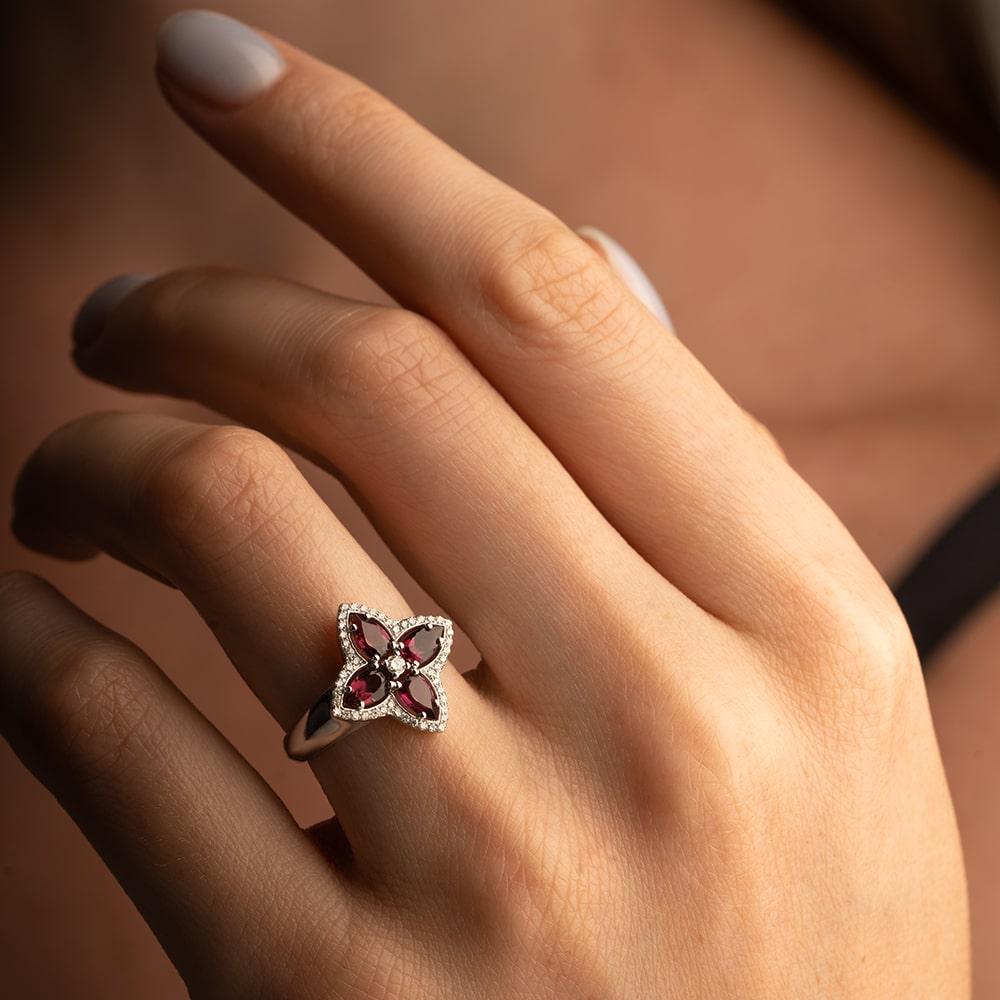 Кольцо из белого золота 585 пробы с бриллиантами и родолитами 921785Рд