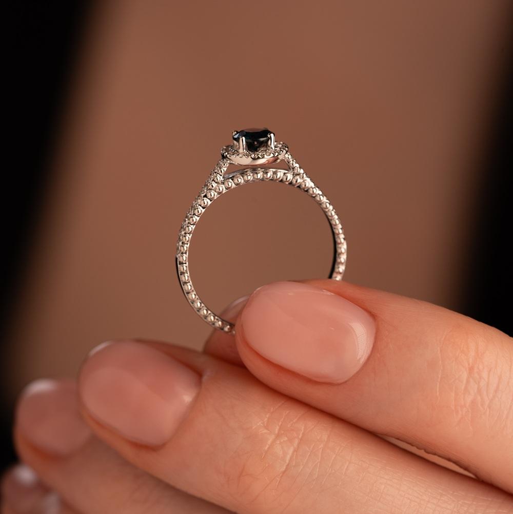 Кольцо из белого золота с сапфиром и бриллиантами 921269-2С