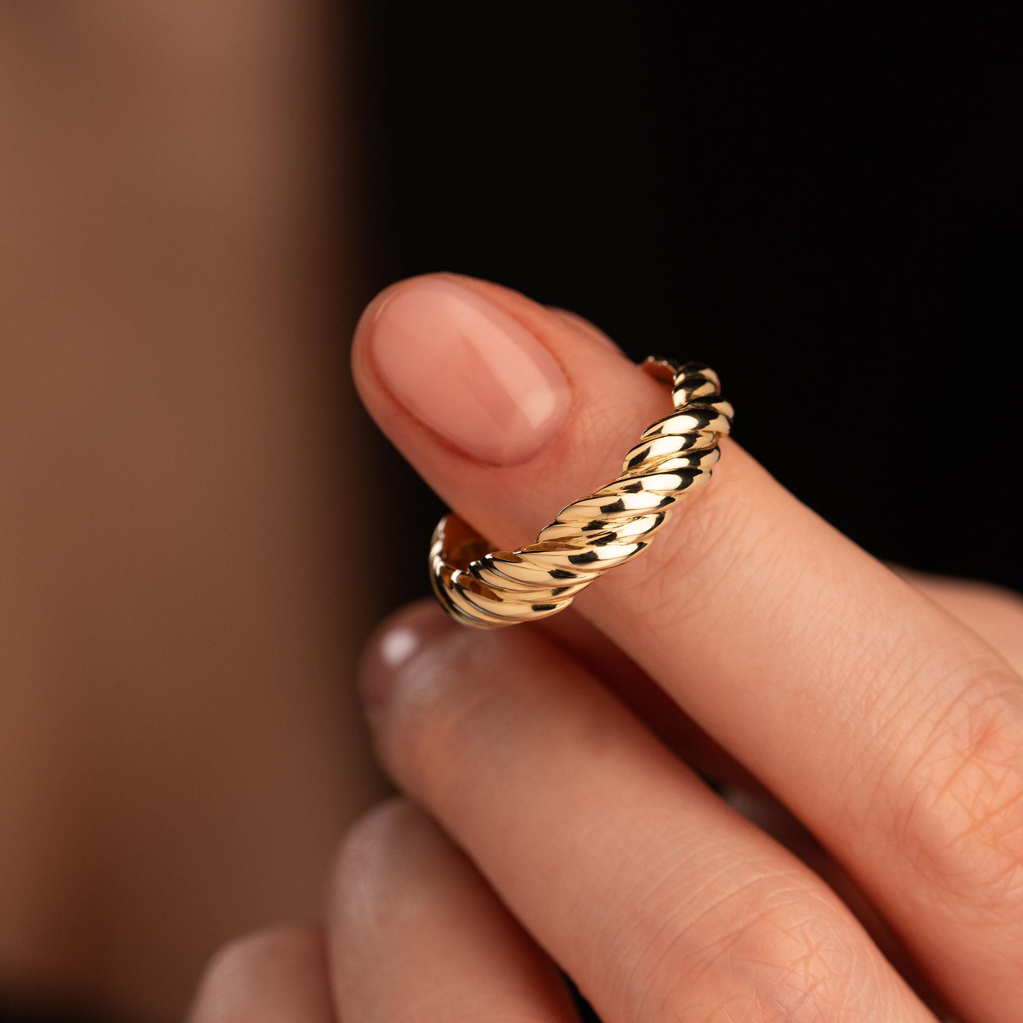 Обручальное кольцо из желтого золота с рубином 9311020