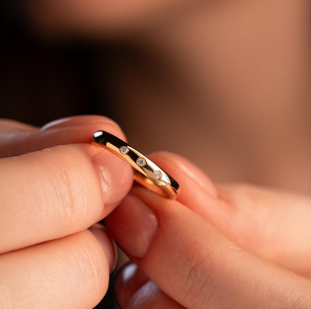 Обручальное кольцо с бриллиантами 102-030-530