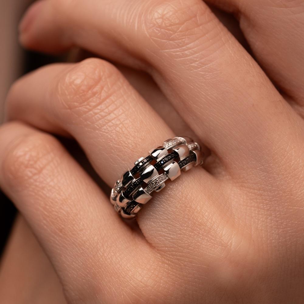 Кольцо с дорожками черных и белых бриллиантов 921844ЧБ