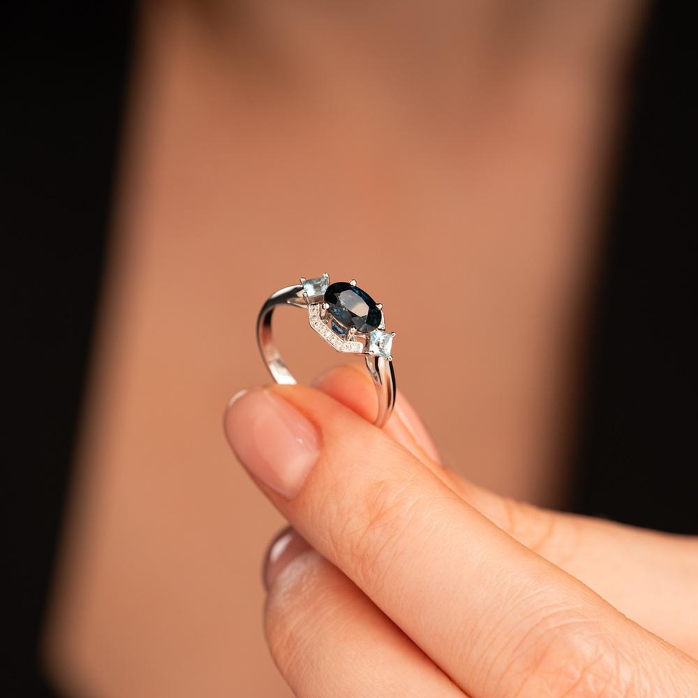 Кольцо из белого золота с топазами и сапфиром 9211039С