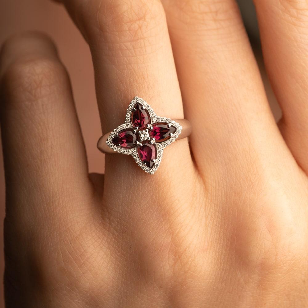 Кольцо из белого золота 585 пробы с бриллиантами и родолитами 921785Рд