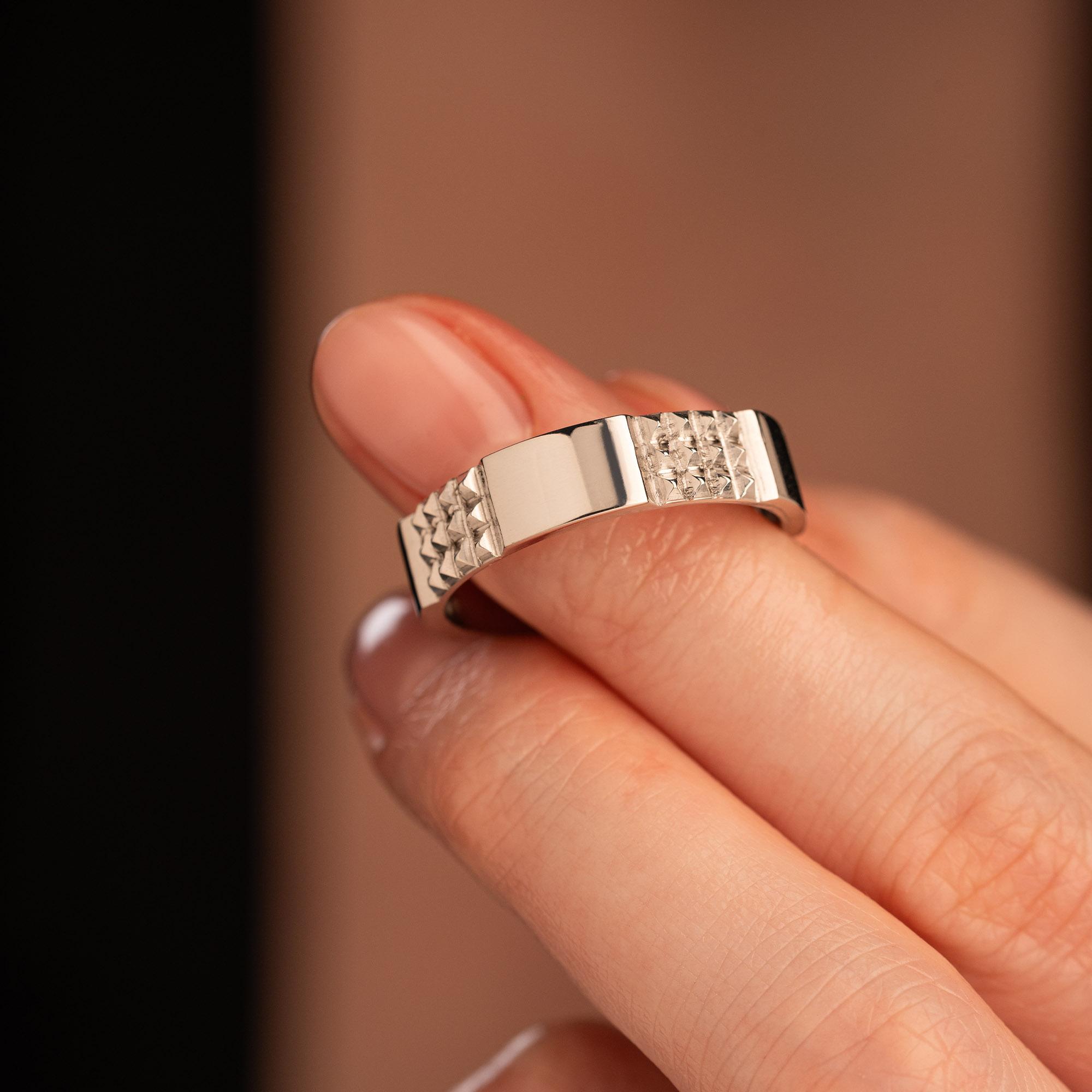 Обручальное кольцо из белого золота фактурное  710-000-292