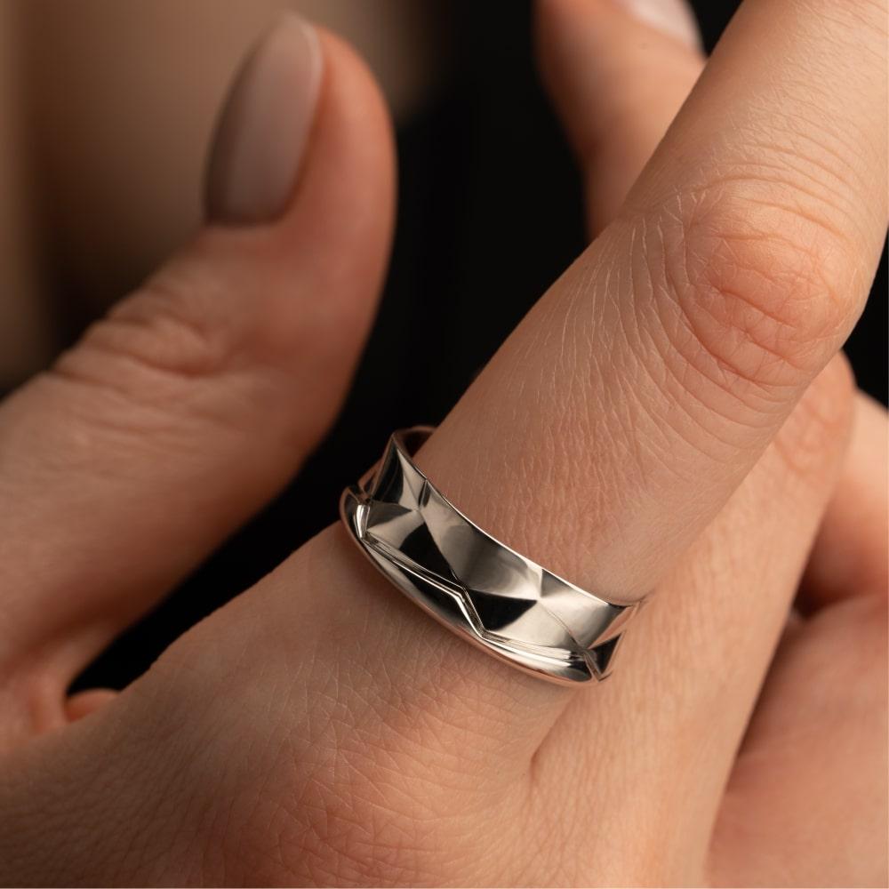 Обручальное кольцо из белого золота 585 пробы мятый металл 921759