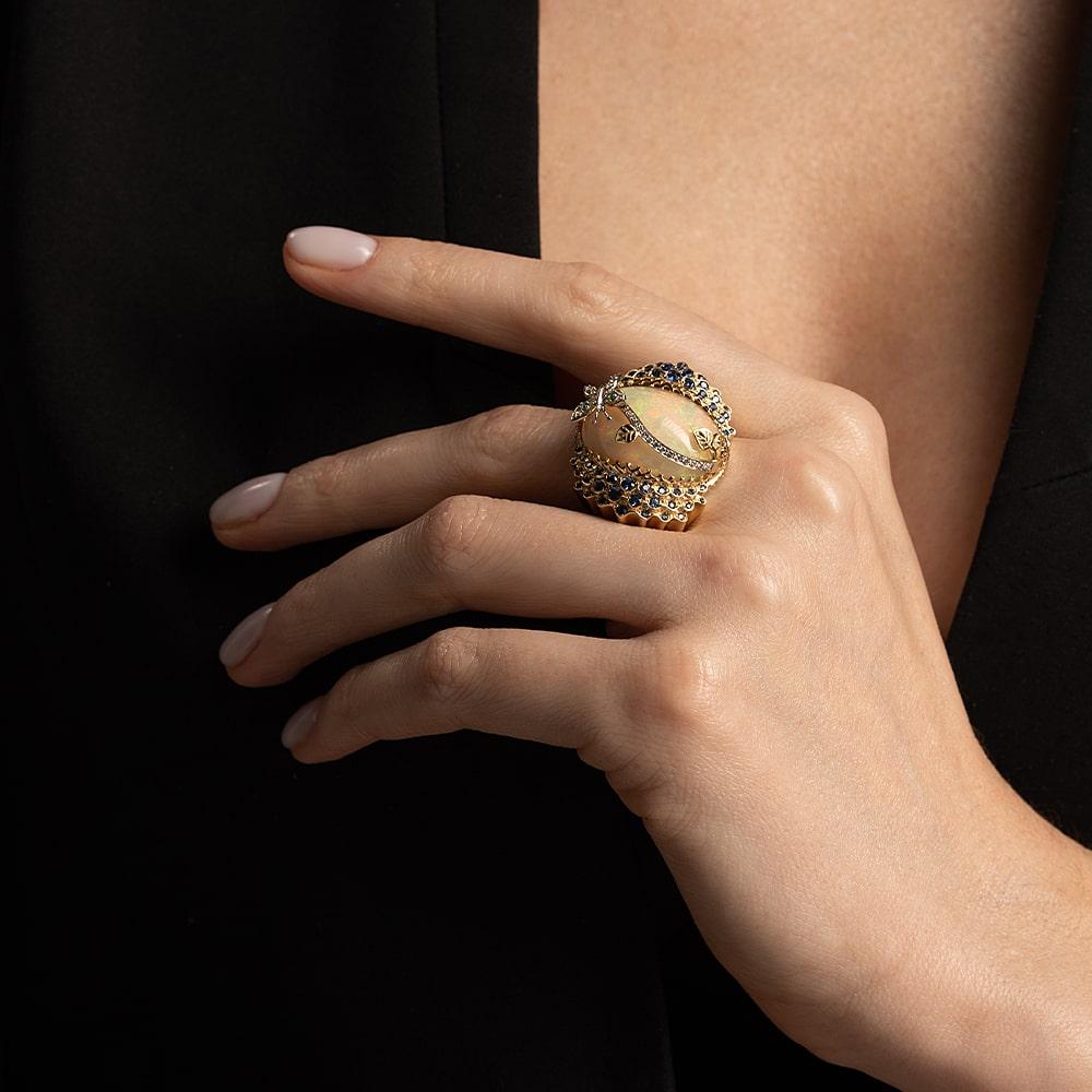 Эксклюзивное кольцо из желтого золота с драгоценными камнями 931705Оп