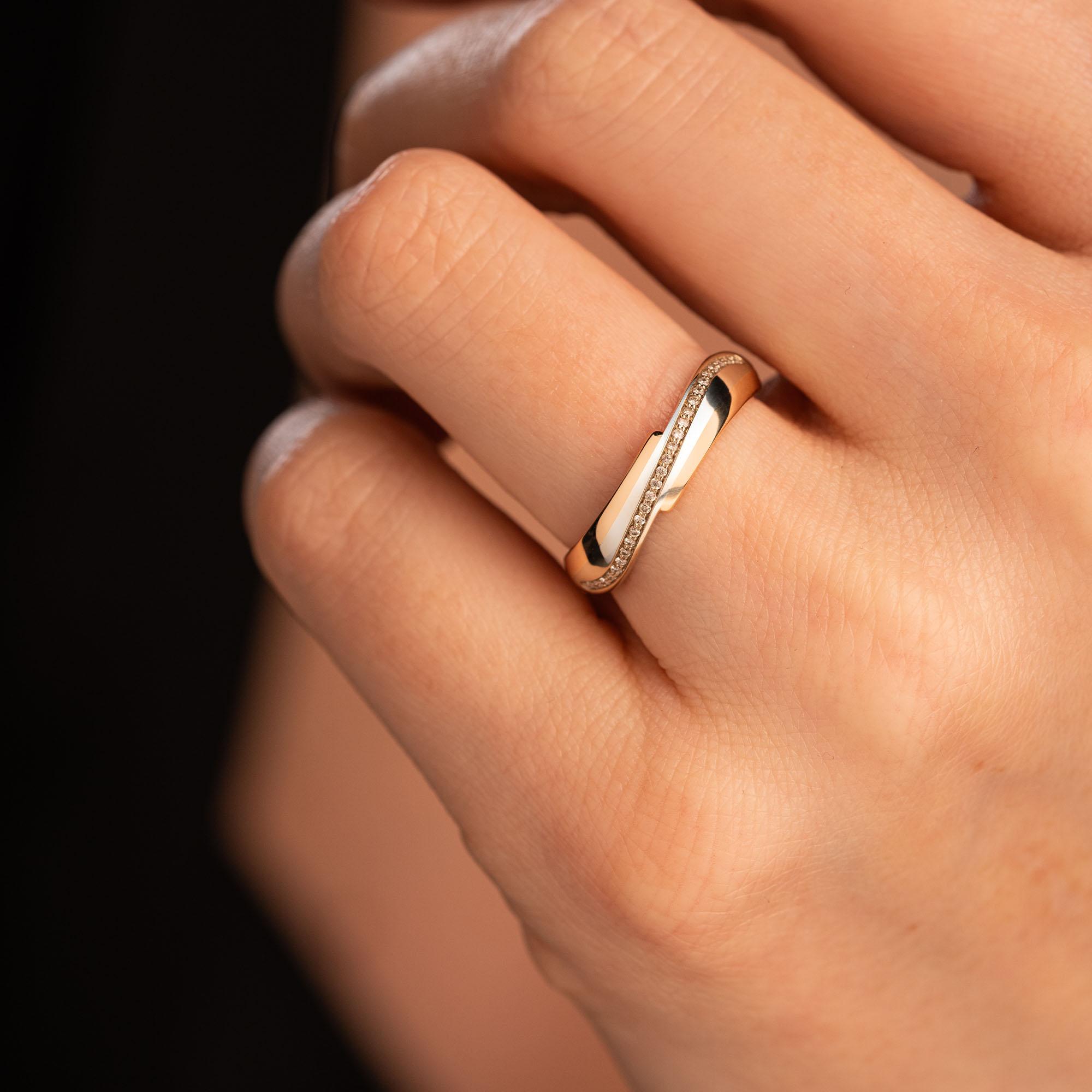 Кольцо из двух видов золота с бриллиантами 911927Б