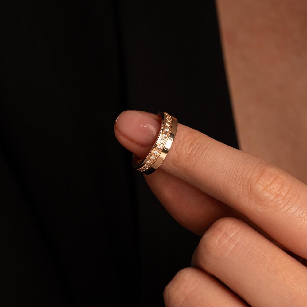 Обручальное кольцо-шайба из красного золота с бриллиантами по кругу 502-380-198