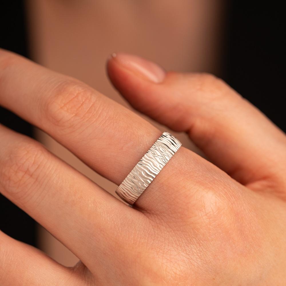 Обручальное кольцо из белого золота рифленое 510-000-090
