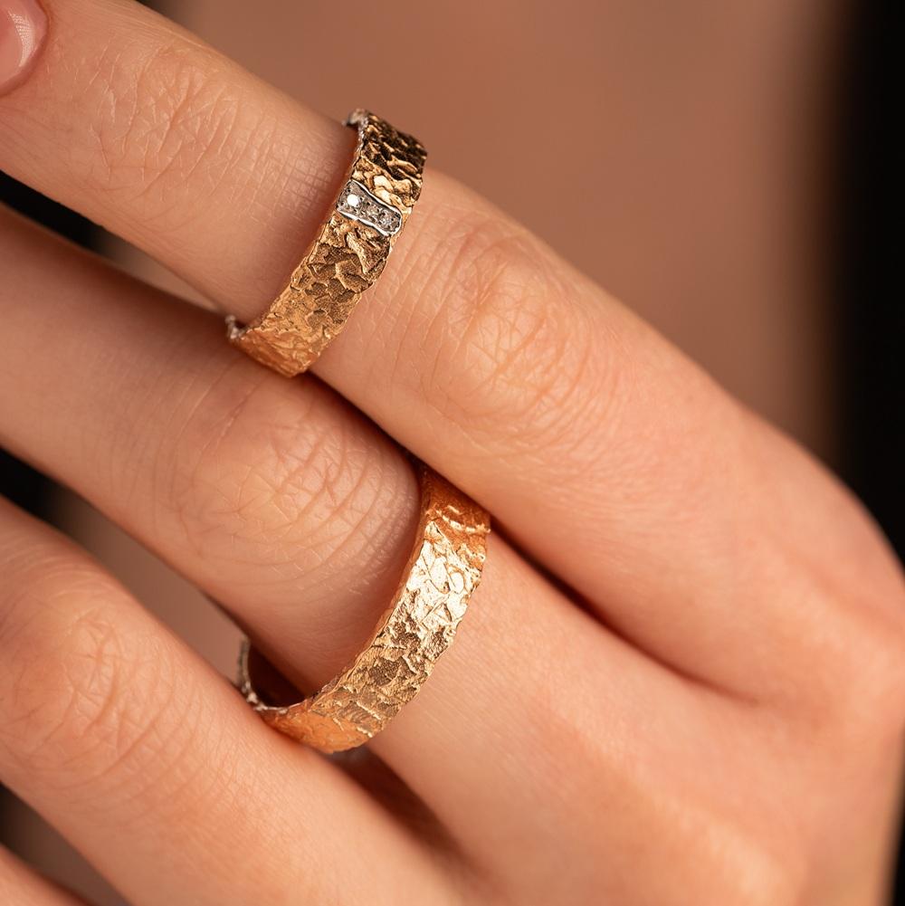 Кольцо из красного золота с фактурной шинкой и бриллиантами 911865Б