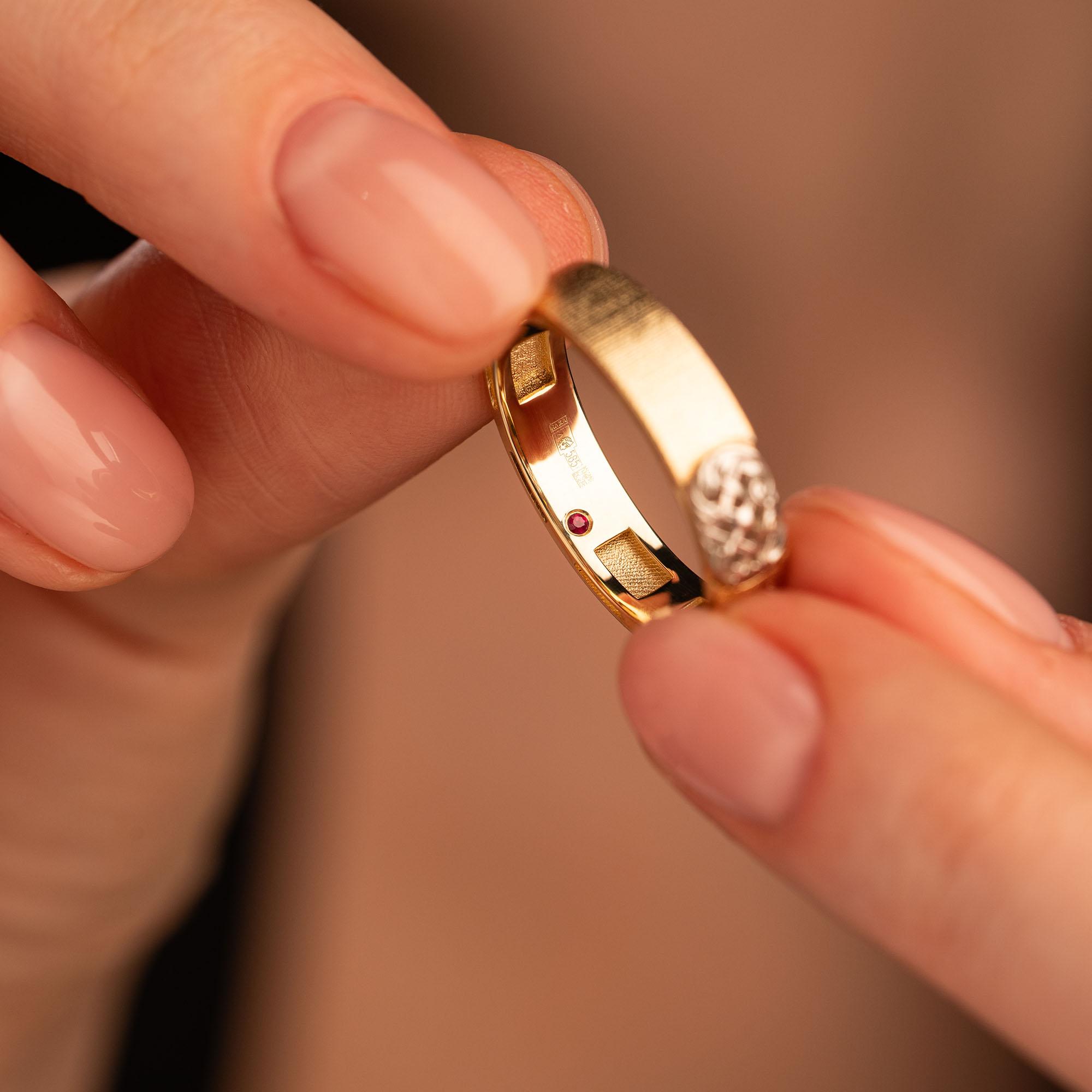 Кольцо из желтого и белого золота с рубином 9311035