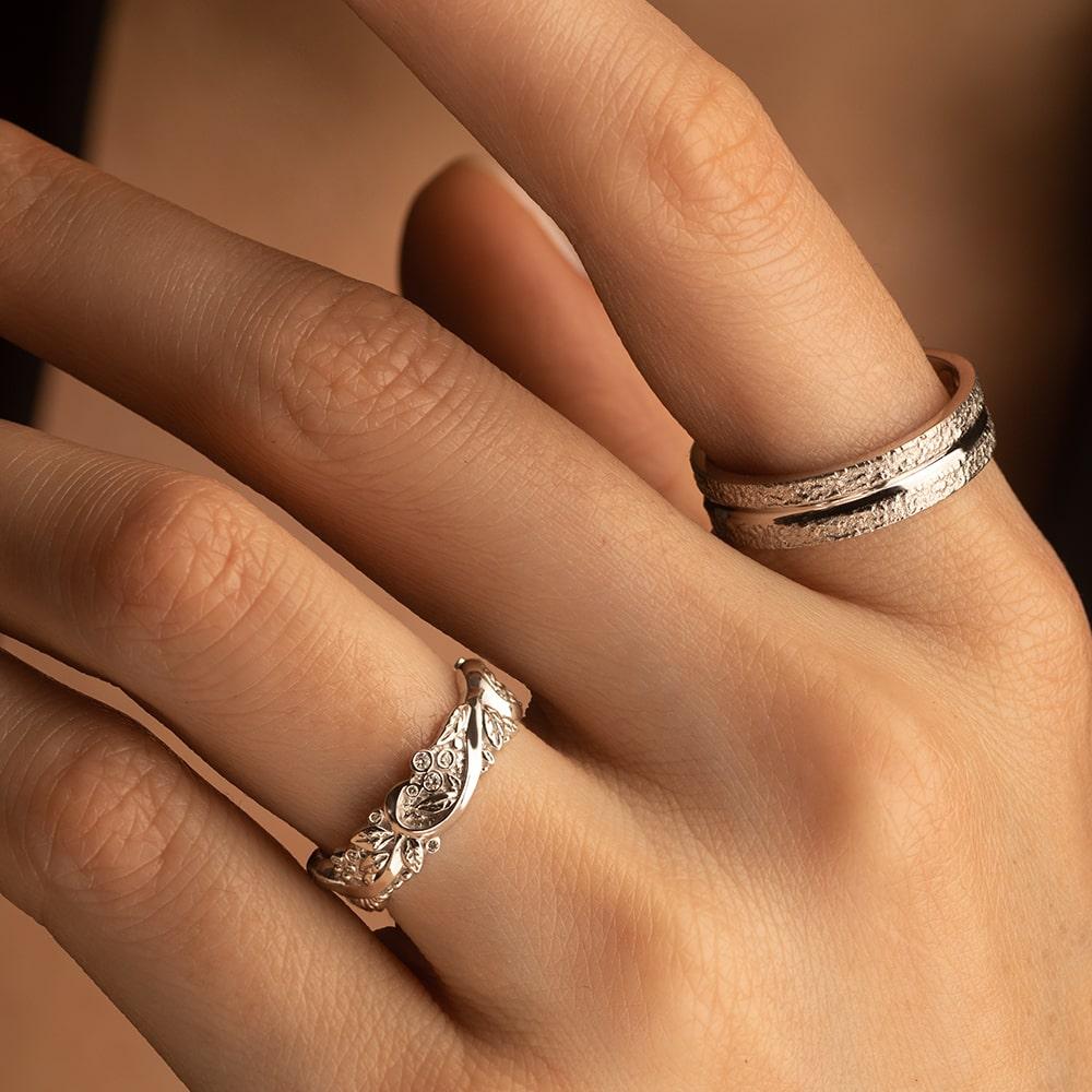 Кольцо из белого золота 585 пробы рельефное 921667