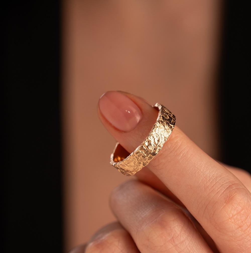 Кольцо из красного золота с фактурной шинкой 911865