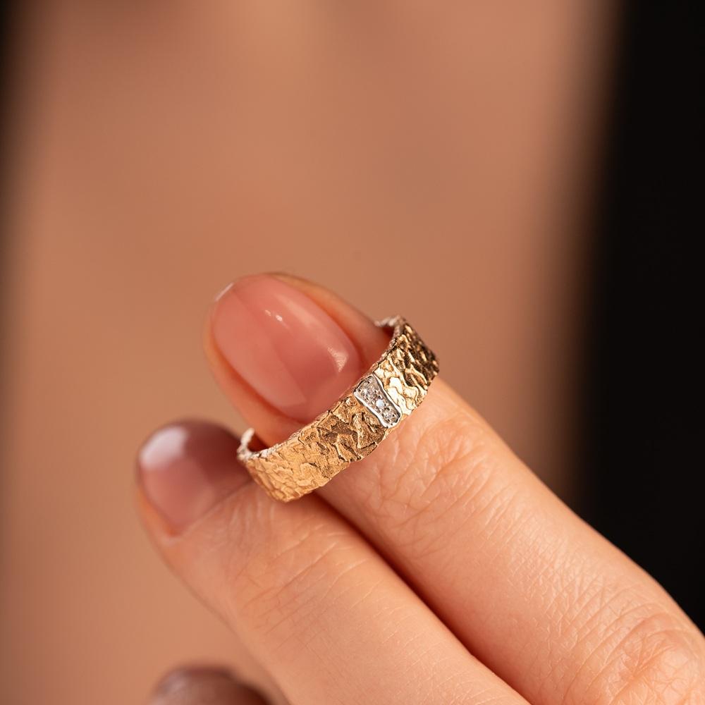 Кольцо из красного золота с фактурной шинкой и бриллиантами 911865Б