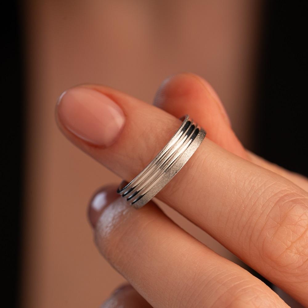 Обручальное кольцо из белого золота 210-000-510