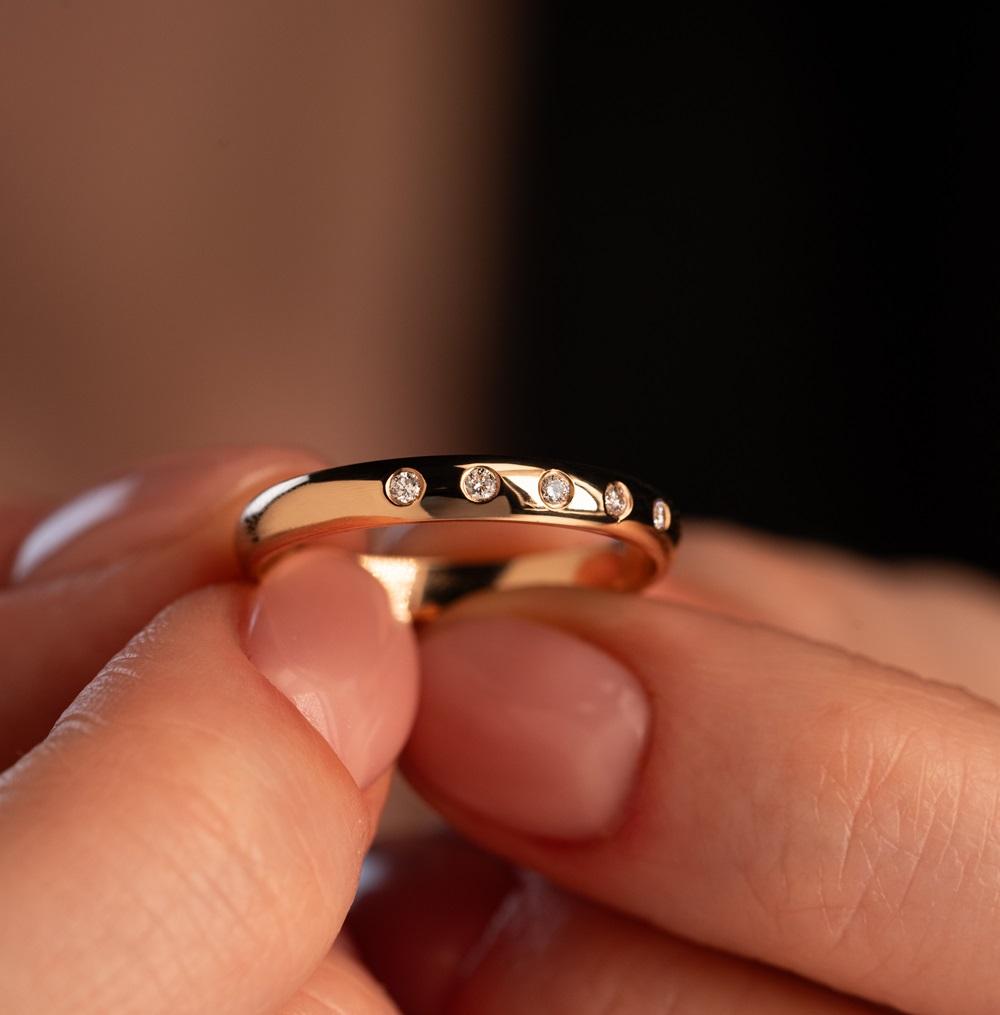 Обручальное кольцо с бриллиантами 102-050-530