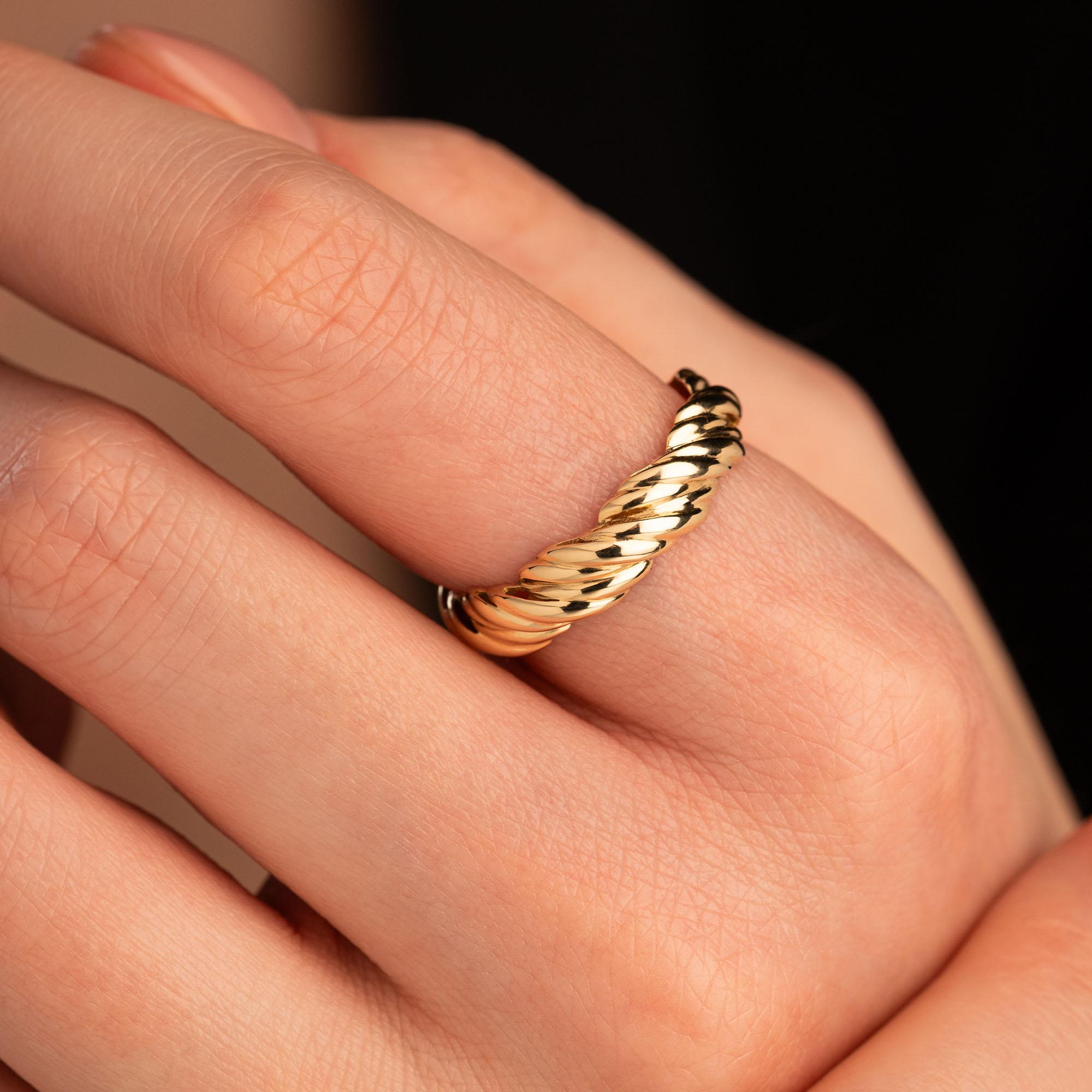 Обручальное кольцо из желтого золота с рубином 9311020