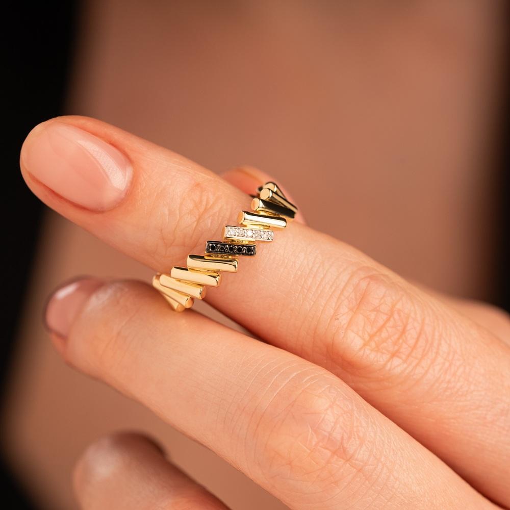 Кольцо из желтого золота с бриллиантами и рубином 931948Б