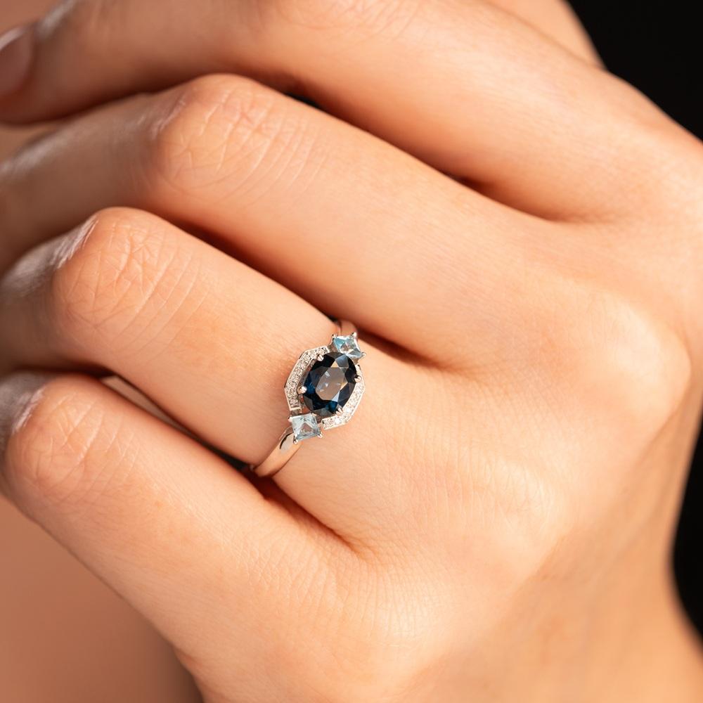 Кольцо из белого золота с топазами и сапфиром 9211039С