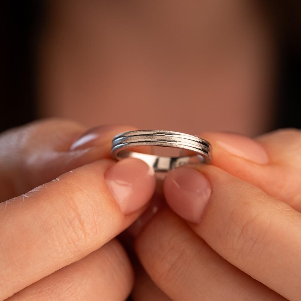 Обручальное кольцо из белого золота 210-000-556