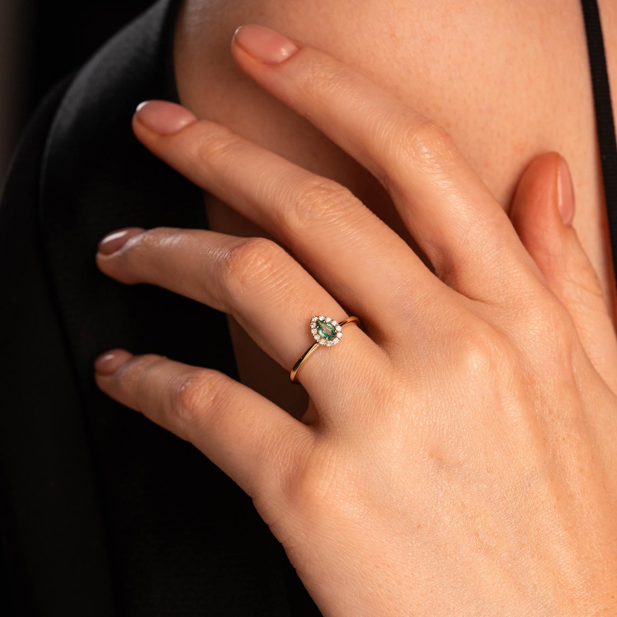 Кольцо с изумрудом и бриллиантами 9311016И