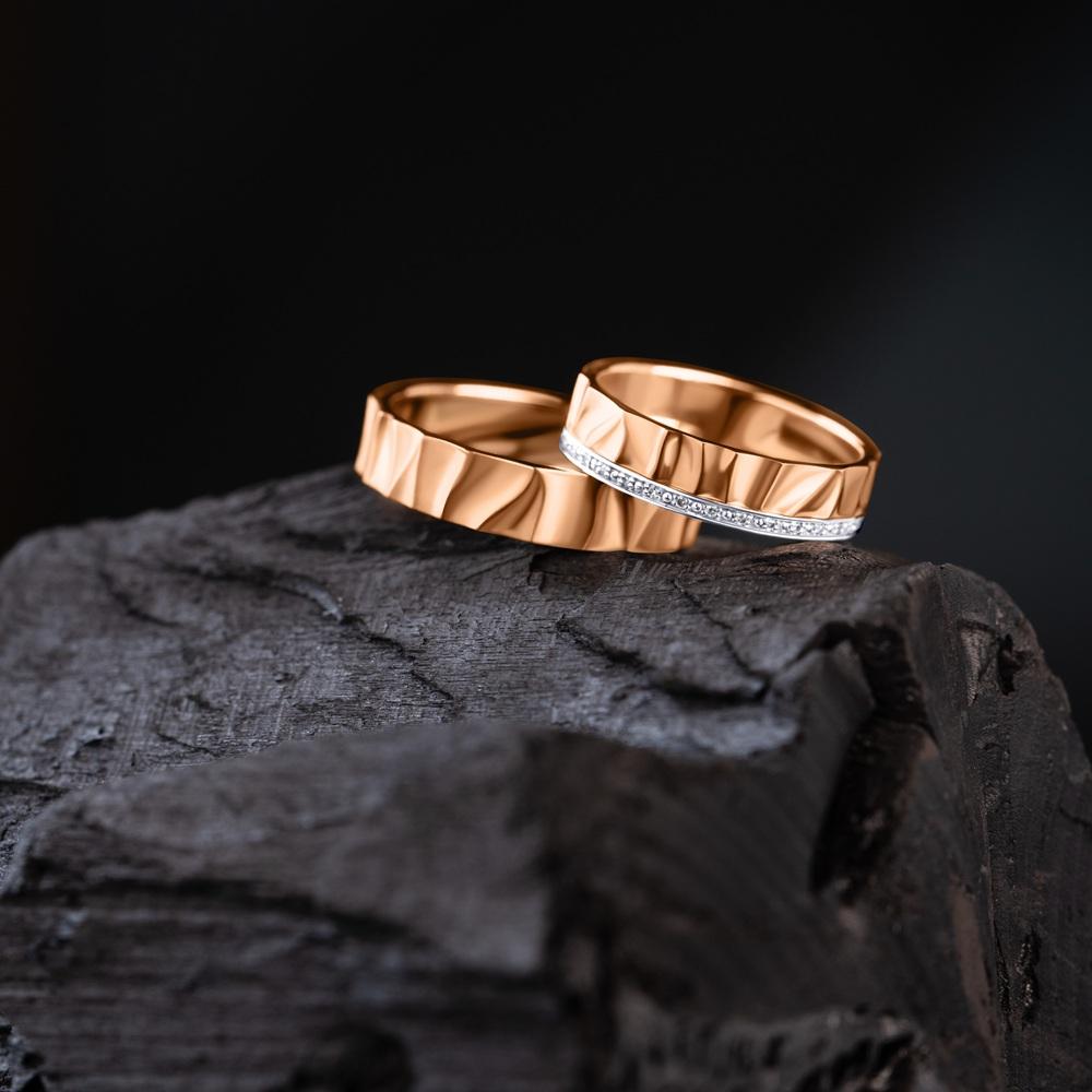 Фактурное обручальное кольцо из красного золота 911855