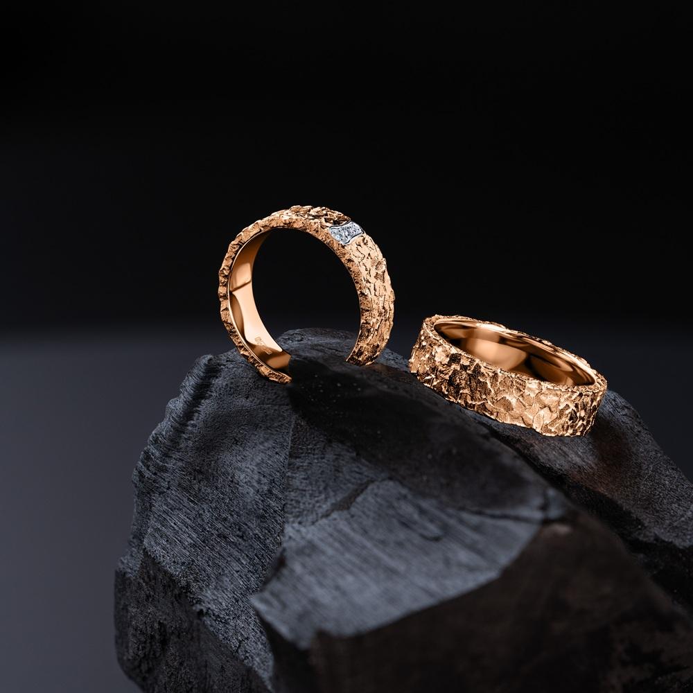 Кольцо из красного золота с фактурной шинкой 911865