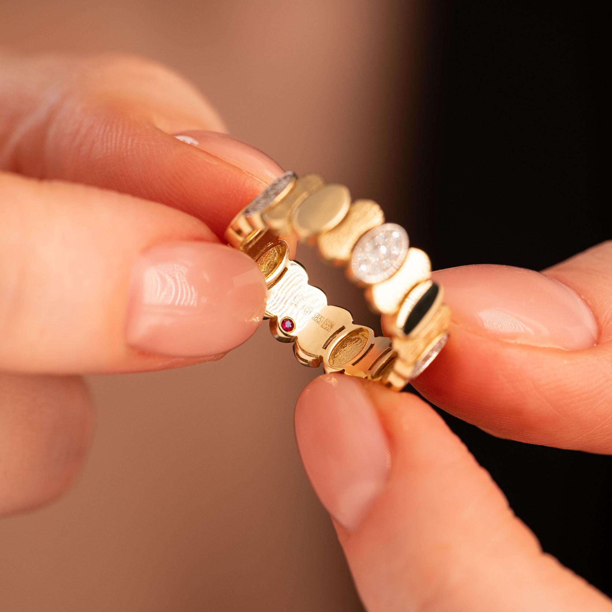 Кольцо из желтого золота с бриллиантами 931979Б