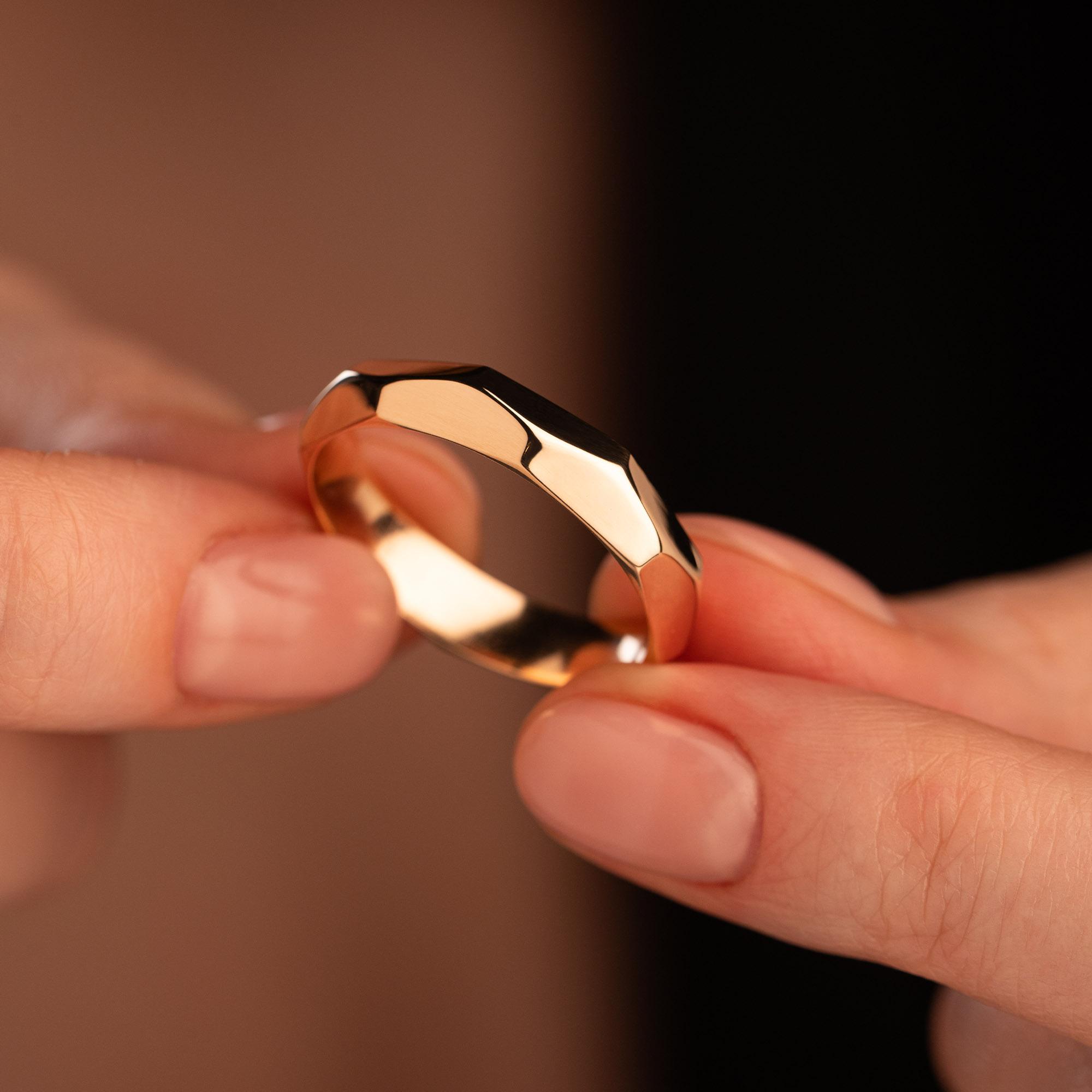 Обручальное кольцо с гранями шириной 700-000-291