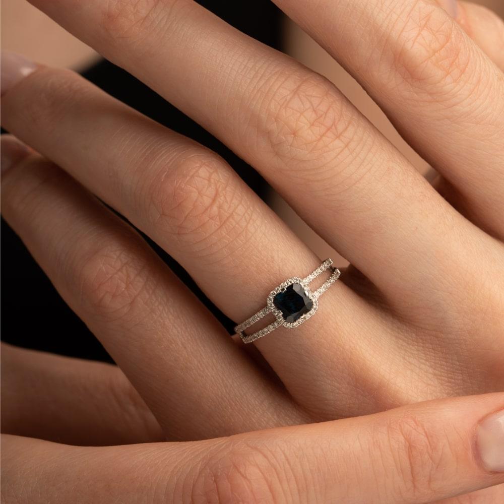 Кольцо из белого золота 585 пробы с сапфиром и бриллиантами 921812С