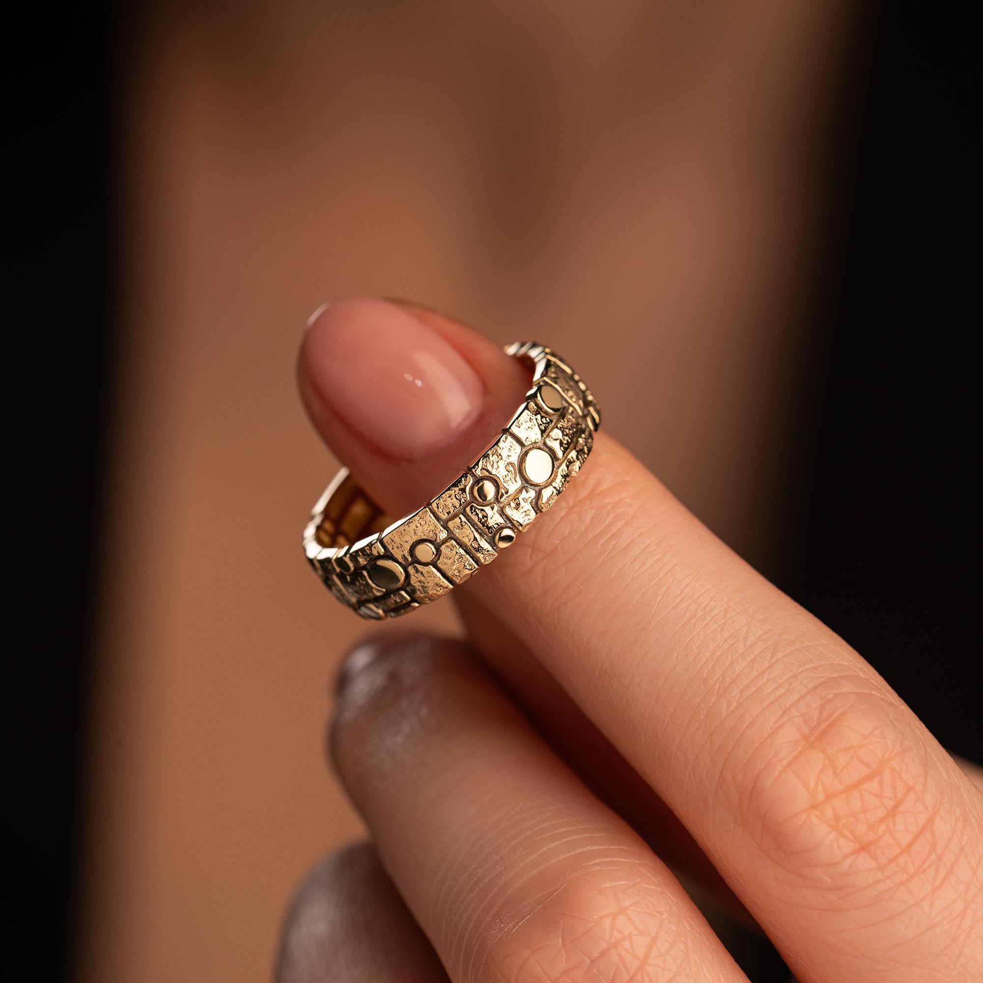 Кольцо из желтого золота с рубином 9311070