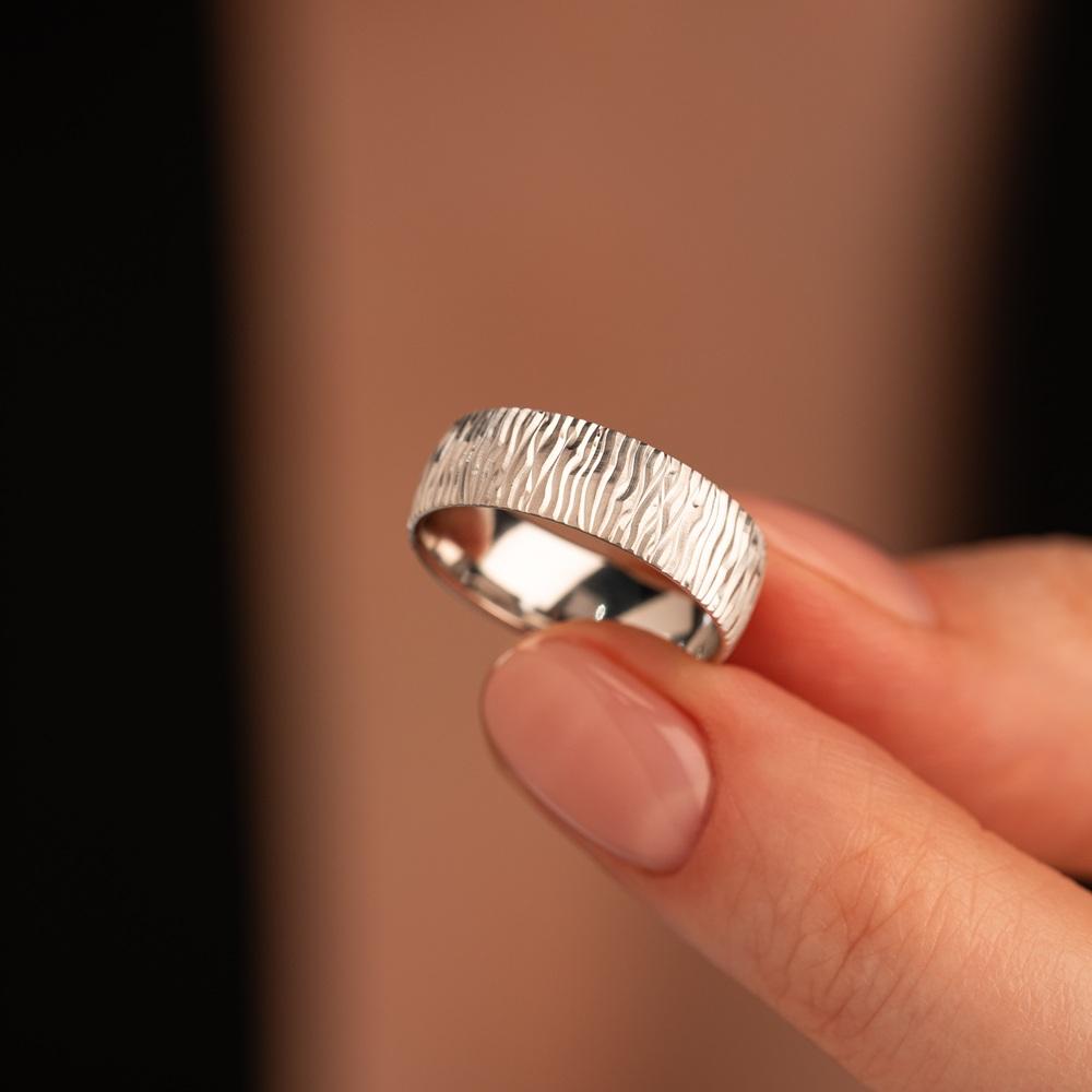 Обручальное кольцо из белого золота рифленое 510-000-090