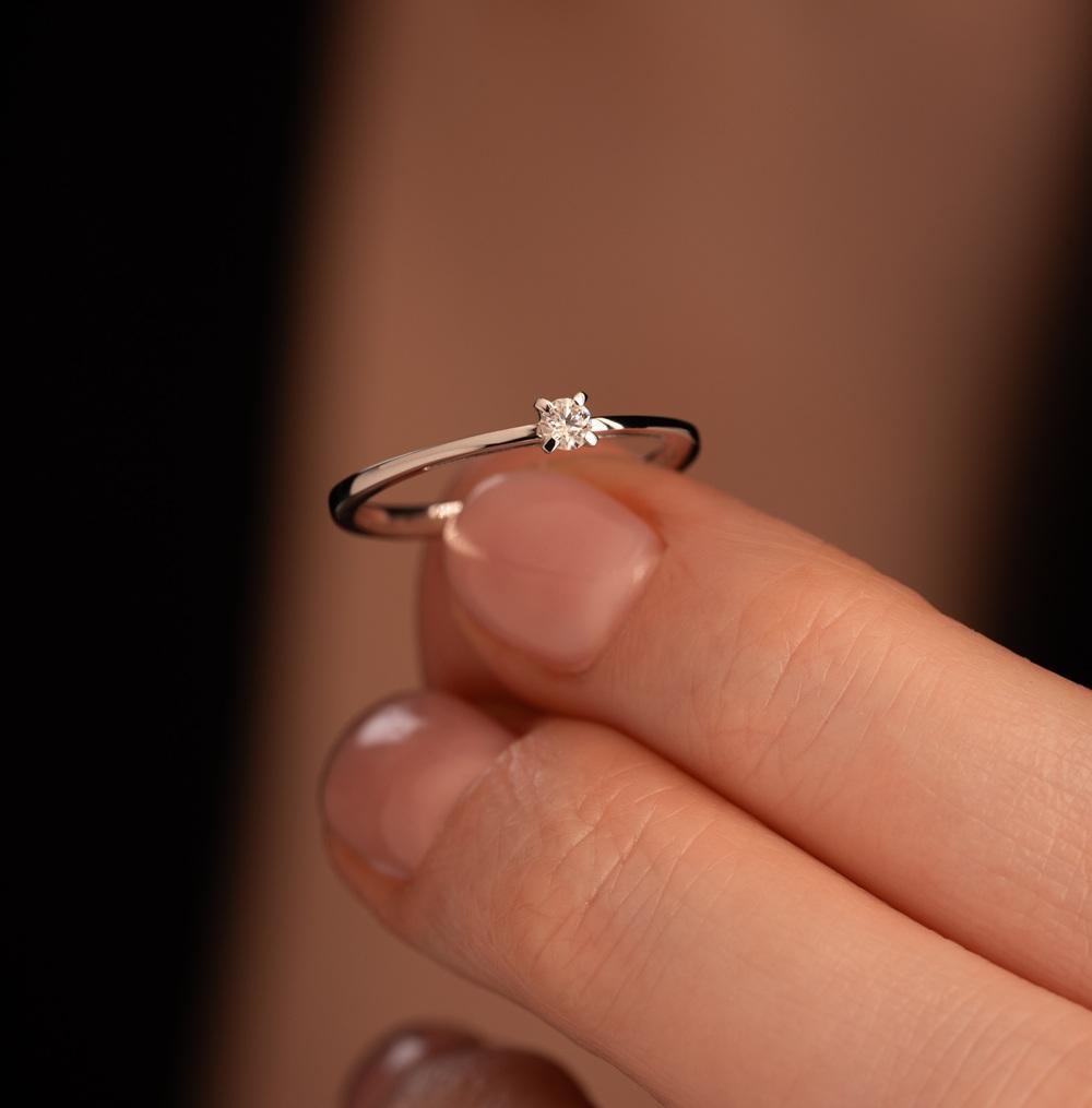 Кольцо из белого золота с бриллиантом 9211003Б