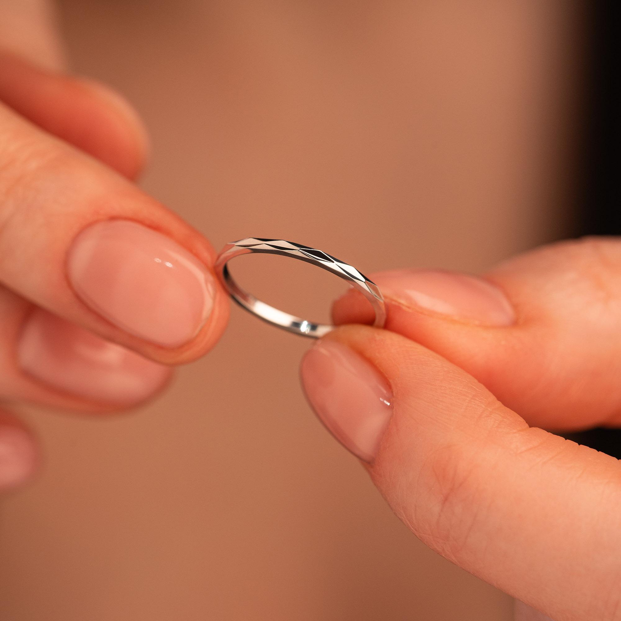 Обручальное кольцо из белого золота 210-000-504