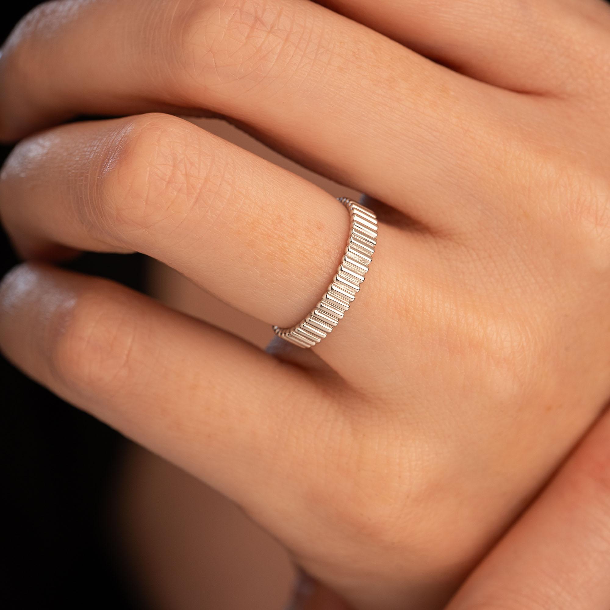 Кольцо из белого золота 585 пробы фактурное 921479-3